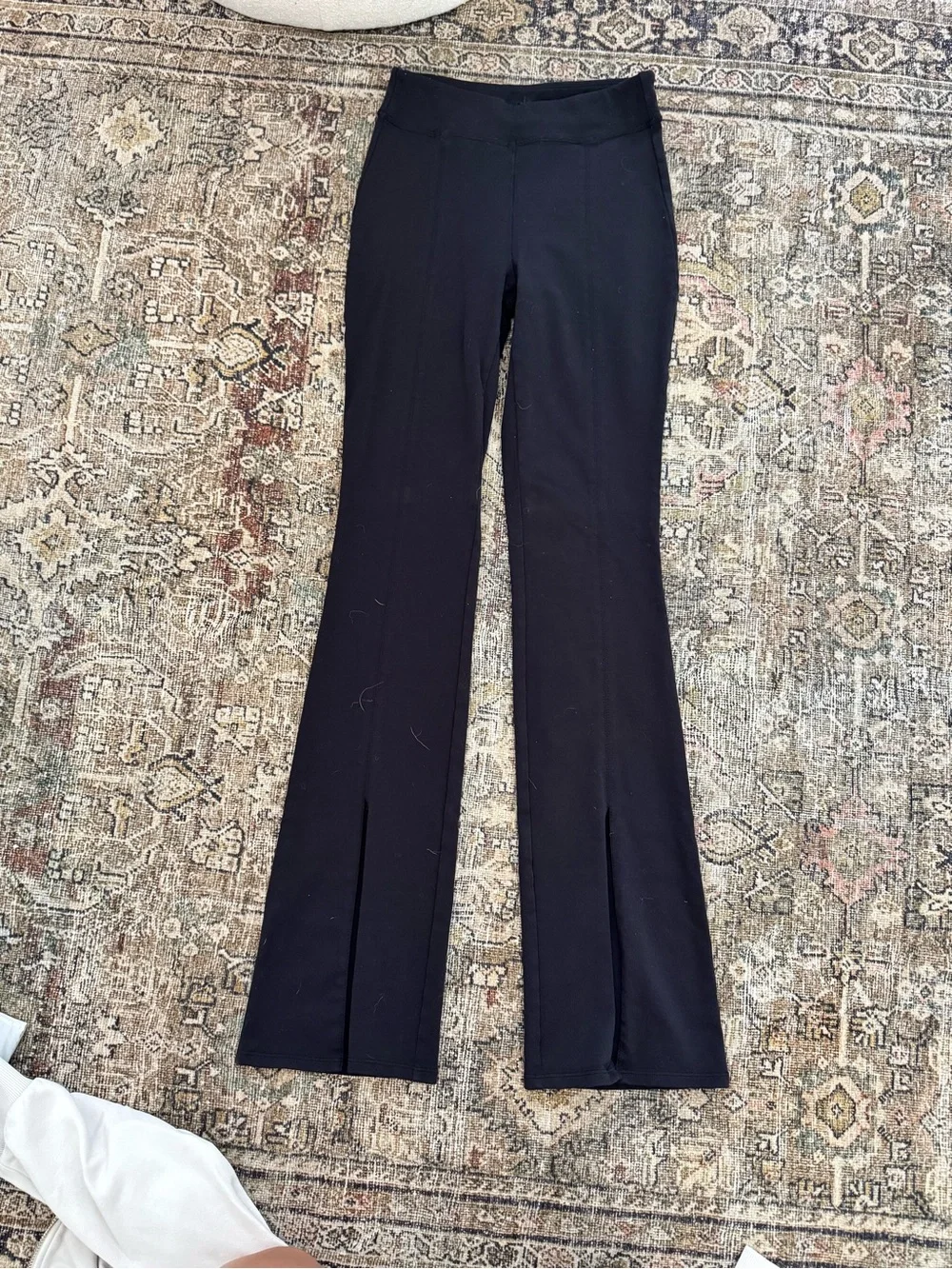 Alo Yoga Airbrush High-Waist Flutter Leggings (Black, Size Small)